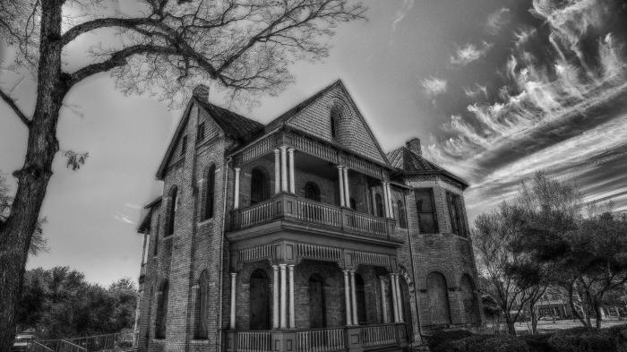 go_mad_in_the_country_creepy_house